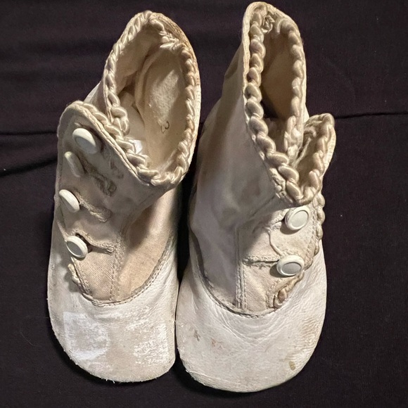 Vintage pair of baby shoes. 4 buttons and details along top of the shoe - Picture 1 of 12